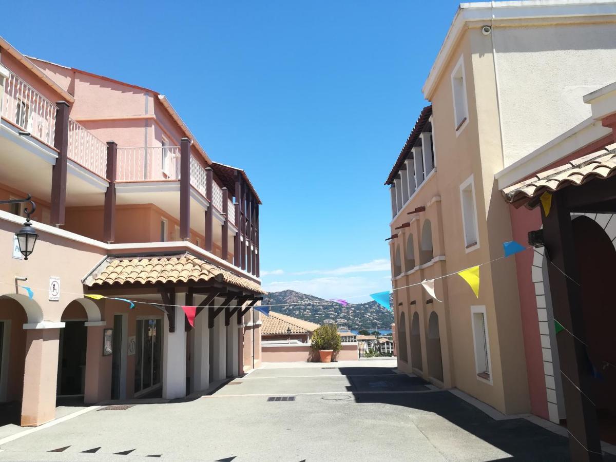 CAP ESTEREL appartement climatisé dans le centre du village vacances Drammont Extérieur photo